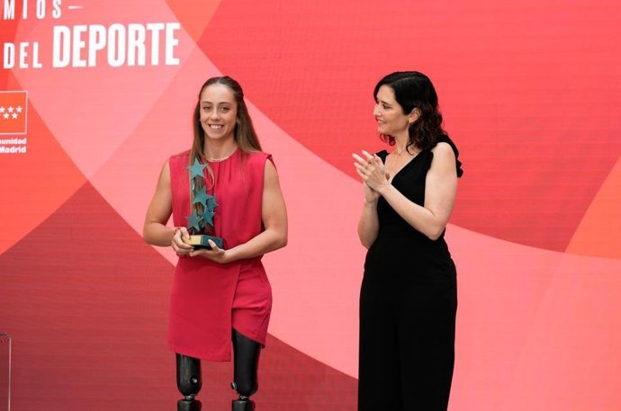 La presidenta de la Comunidad de Madrid, Isabel Díaz Ayuso, y la esquiadora madrileña Audrey Pascual