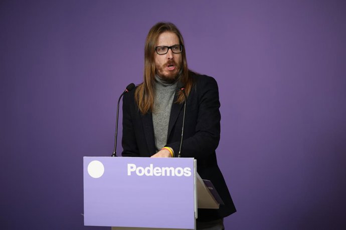 O secretário de organização e porta-voz do Podemos, Pablo Fernández, dá uma entrevista coletiva na sede do Podemos, em 9 de fevereiro de 2026, em Madri (Espanha).