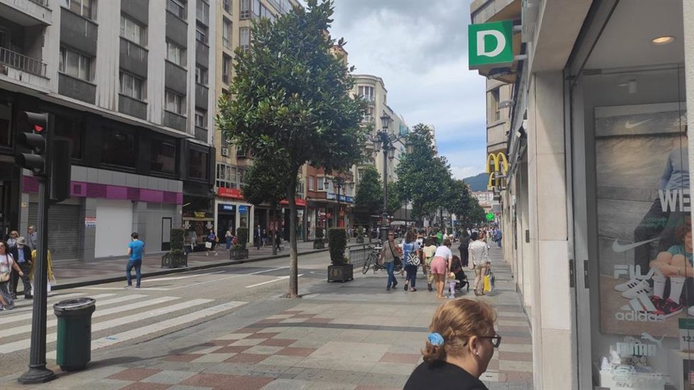 Archivo - Calle comercial de Oviedo. Calle Uría.