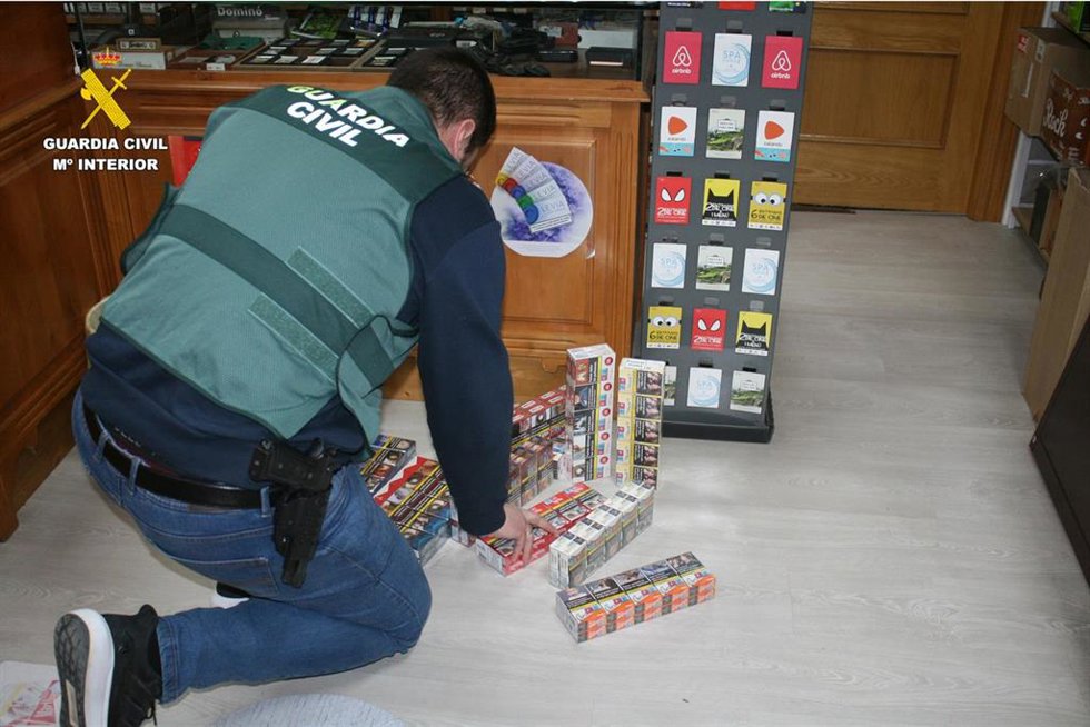 Archivo - La Guardia Civil en el establecimiento que sufrió el robo de dinero y tabaco en Arroyo de Cuéllar (Segovia).