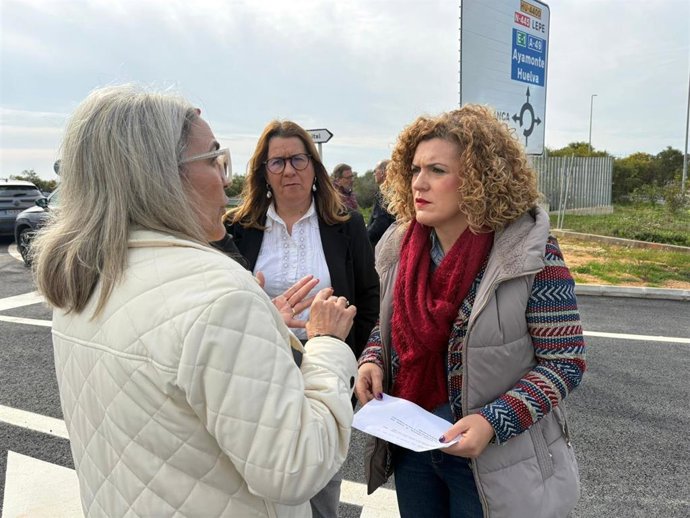La secretaria general del PSOE de Huelva, María Eugenia Limón, este lunes junto a miembros de la formación en la provincia.