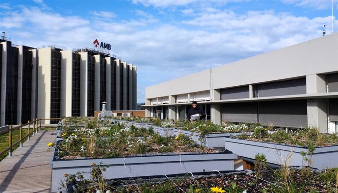 Cubierta rentauralizada en un edificio de la Zona Franca.