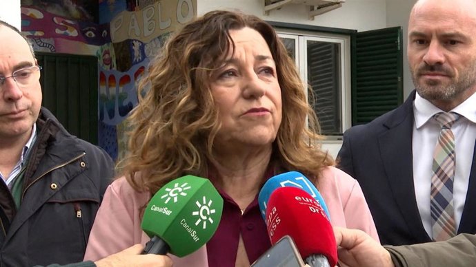 La consejera de Desarrollo Educativo y Formación Profesional, María del Carmen Castillo, atiende a los medios tras su visita al IES Pablo Neruda en Castilleja de la Cuesta.