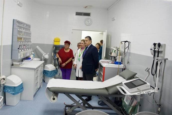 El consejero de Sanidad, Presidencia y Emergencias de la Junta de Andalucía, Antonio Sanz durante el acto de inauguración de la ampliación del centro de salud. A 9 de marzo de 2026 en El Saucejo, Sevilla (Andalucía, España).  
