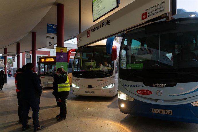Archivo - Autobuses en la Estación de Fabra i Puig, a 23 de enero de 2026, en Barcelona, Catalunya (España). Renfe ha restablecido el servicio de tren en todas las líneas de Rodalies desde este viernes a las 6 horas tras el corte que ha dejado sin trenes 