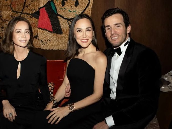 Tamara Falcó, posando en la fiesta de inauguración de 'Vega' con Isabel Preysler e Íñigo Onieva