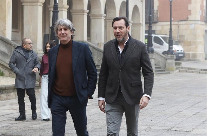 El secretario general del PSOECyL y candidato a la Presidencia de la Junta, Carlos Martínez (i), y el ministro de Transportes y Movilidad, Óscar Puente (d), a su llegada a un Desayuno Informativo, a 9 de marzo de 2026, en Soria, Castilla y León (España).