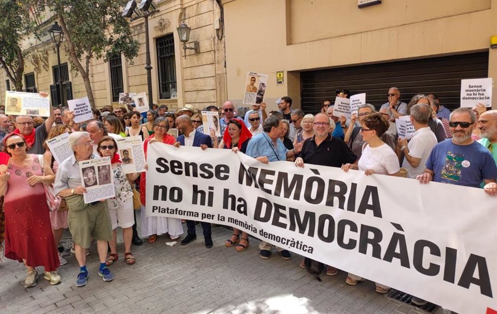 Archivo - Concentración de la Plataforma por la Memoria Democrática delante del Parlament ante la derogación de la ley autonómica de Memoria Democrática.