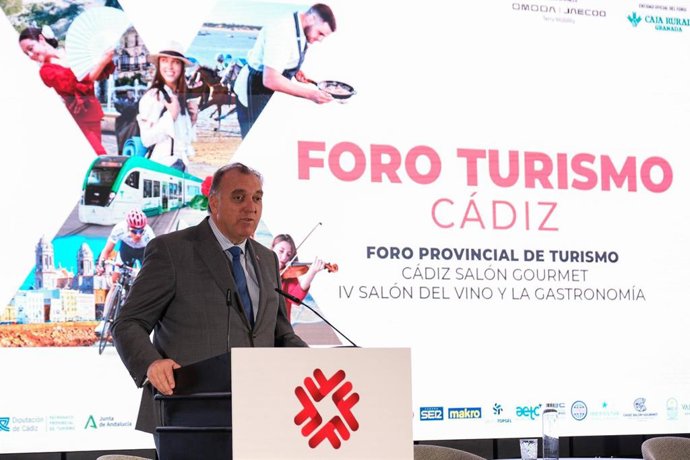 El consejero de Turismo y Andalucía Exterior de la Junta de Andalucía, Arturo Bernal, en un foro de turismo de la provincia de Cádiz.