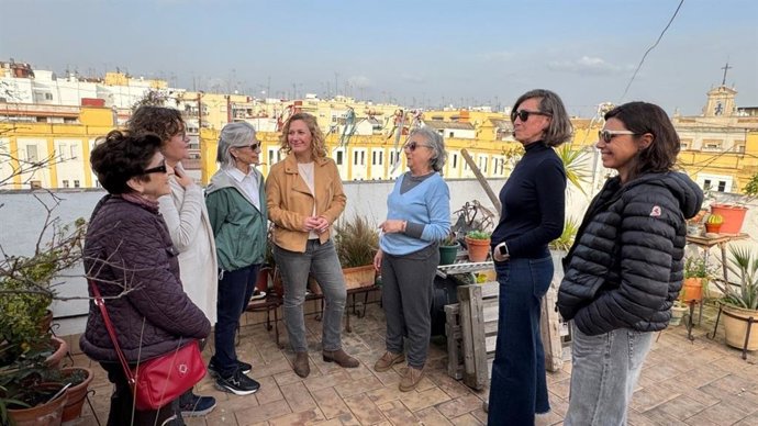 Reunión de la concejal de Podemos Sevilla Susana Hornillo con residentes con motivo del proyecto Manzana de Pinillos
