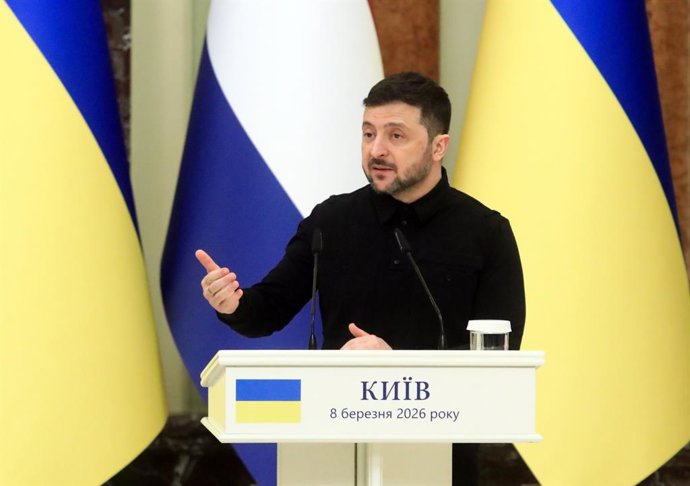 8 de março de 2026, Kiev, Ucrânia: O presidente da Ucrânia, Volodymyr Zelenskyy, participa de uma coletiva conjunta com o primeiro-ministro da Holanda, Rob Jetten, que está em visita oficial, após sua reunião em Kiev, Ucrânia, em 8 de março de 2026.