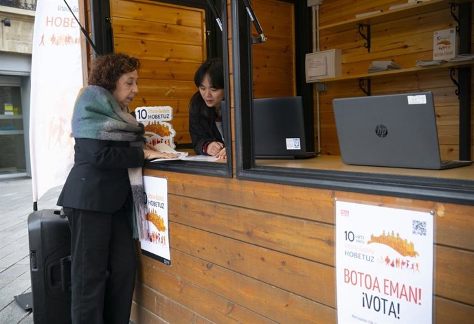 Miren Fernandez de Landa Gasteizko Udaleko Gobernu Irekiaren eta Gizarte Etxeen zinegotzia 'Hobetuz' etxolan