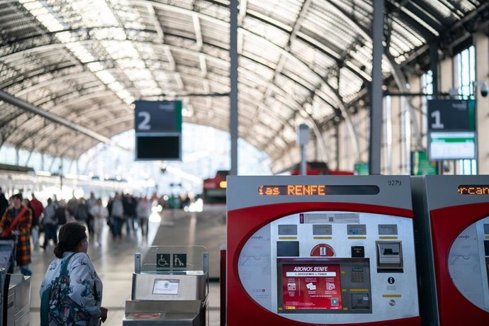 Archivo - Andenes de Cercanías de la Estación de Abando-Indalecio Prieto, a 28 de noviembre de 2024, en Bilbao, Vizcaya, País Vasco (España).