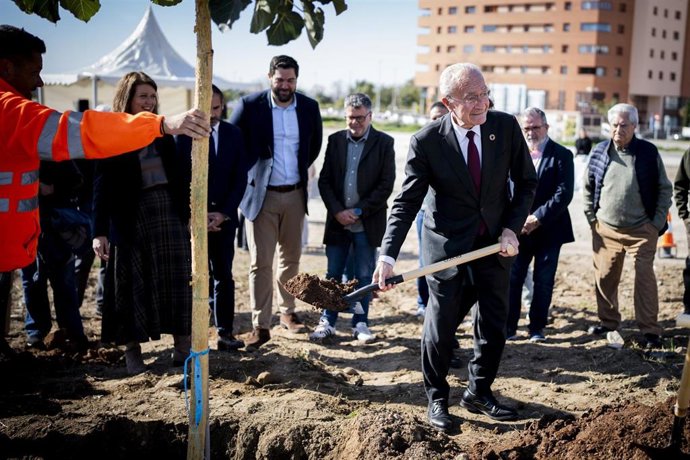 El alcalde de Málaga, Francisco de la Torre, en las obras del nuevo parque de Frank Capra en Málaga