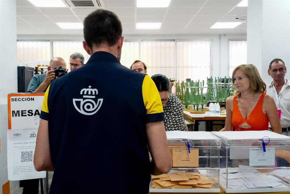 Archivo - Un cartero llega al colegio electoral con el voto por correo correspondiente durante las elecciones generales, en el Colegio SAFA.