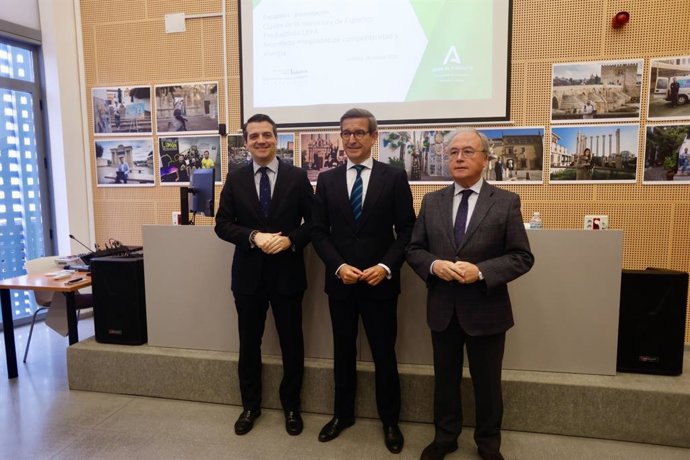 Paradela (centro), entre Bellido y Díaz, en la jornada sobre la nueva Ley de Espacios Productivos en Andalucía (LEPA), celebrada en Córdoba.