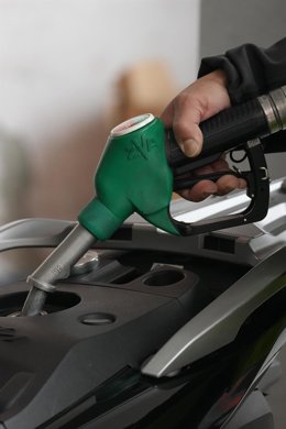 Una persona echa combustible, a 4 de marzo de 2026, en Barcelona, Catalunya (España). El repunte del precio del petróleo (crudo Brent) tras la escalada de tensión y nuevos ataques en Oriente Próximo está trasladándose a los carburantes. Las estimaciones a