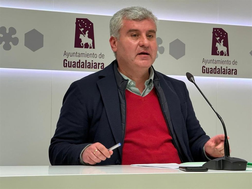 El segundo teniente de alcalde en el Ayuntamiento de Guadalajara, Alfonso Esteban, en rueda de prensa.