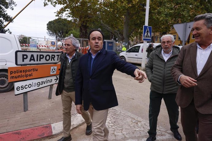 Archivo - El 'president' de la Generalitat, Juanfran Pérez Llorca (c), en una imagen de archivo en Picanya (Valencia)