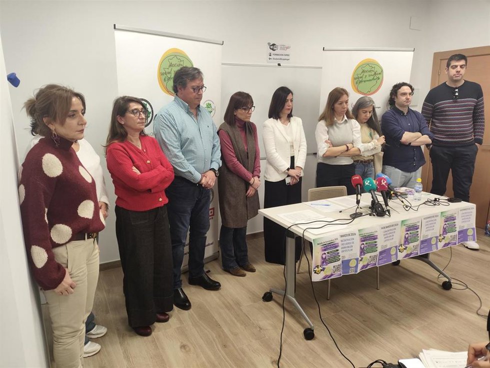 Representantes de las entidades que forman el Grupo Acción Social y Sindical guardan un minuto de silencio en memoria de Belén Cortés cuando se cumple un año de su fallecimiento durante su presentación.