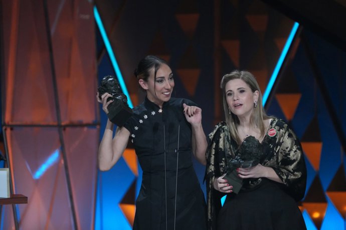 Las diseñadoras de sonido Laia Casanovas (i) y Yasmina Praderas (d) recogen el Goya a mejor sonido por la película 'Sirat' durante la 40º edición de los Premios Goya