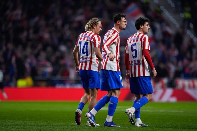 Marcos Llorente y Marc Pubill junto a Johnny Cardoso en un partido del Atlético de Madrid
