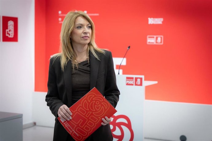 La portavoz del Grupo Socialista en la Asamblea, Piedad Álvarez, en rueda de prensa en Mérida