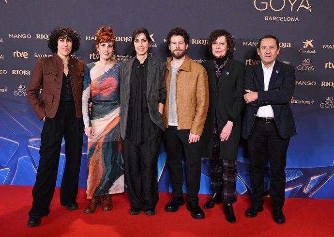 Archivo - El actor Álvaro Cervantes (3d), la actriz Miriam Garlo (2i) y la cineasta Eva Libertad (3i), posan en el photocall del Encuentro de Nominados de la 40 edición de los Premios Goya, celebrado en el Real Casino de Madrid, a 02 de febrero de 2026, e