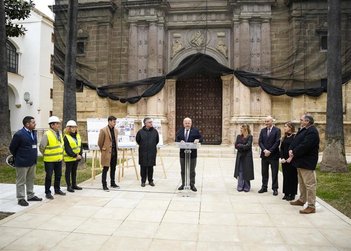 El presidente del Parlamento, Jesús Aguirre, acompañado por los arquitectos, la vicepresidenta primera, el letrado mayor, la letrada adjunta y el jefe del Servicio de Mantenimiento, presenta las obras que se van a llevar a cabo en la sede.