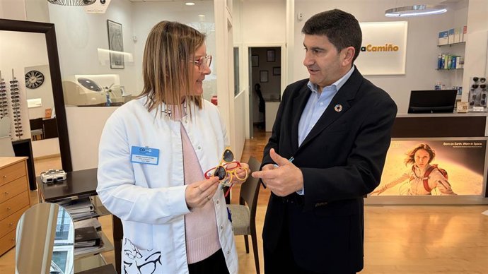 La responsable de Óptica Camiño, Alexia Castro, y el delegado del Gobierno, Pedro Blanco