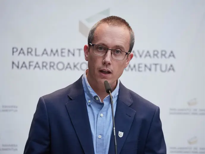 Archivo - El parlamentario de EH Bildu Mikel Zabaleta realiza declaraciones en el Legislativo foral.