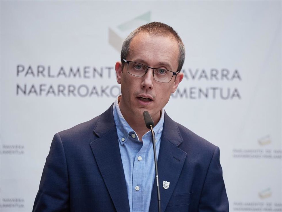 Archivo - El parlamentario de EH Bildu Mikel Zabaleta realiza declaraciones en el Legislativo foral.