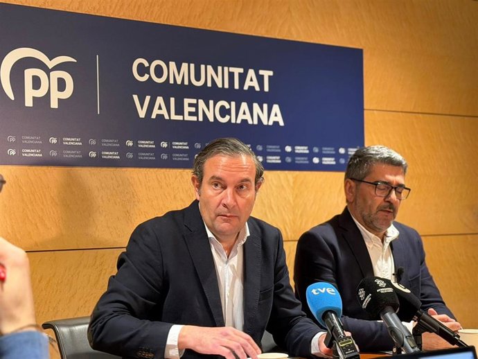 El síndic del PP en Les Corts, Nando Pastor, y el diputado José Forés, en una rueda de prensa este lunes