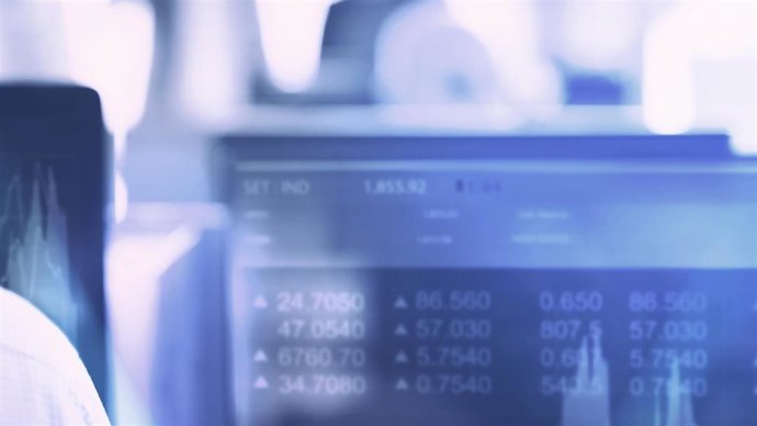 Archivo - Broker working using a computer