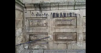 Un arqueólogo analizará como "solucionar" o borrado dunha pintada histórica de Celanova e a produtora asume o custo