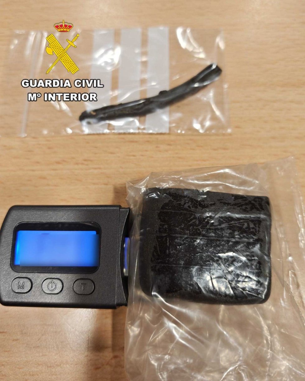 Hachís intervenido al detenido esta madrugada en Villanueva de Carrizo (León).