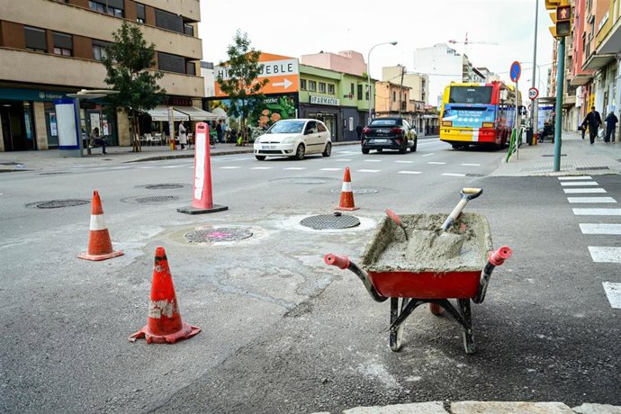 Reparaciones puntuales del asfalto en la calle Aragón