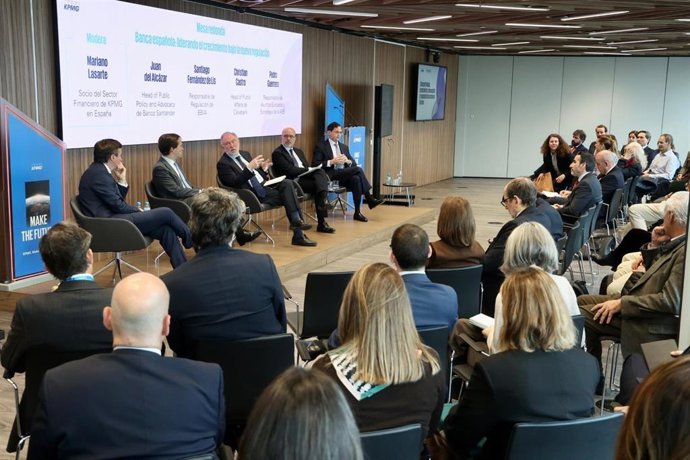 Imagen de la presentación del informe sobre regulación bancaria del Instituto Español de Analistas.