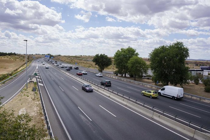 Archivo - Varios coches circulan, con motivo de la operación salida del puente de agosto, en la A5, a 14 de agosto de 2024, en Madrid (España). 