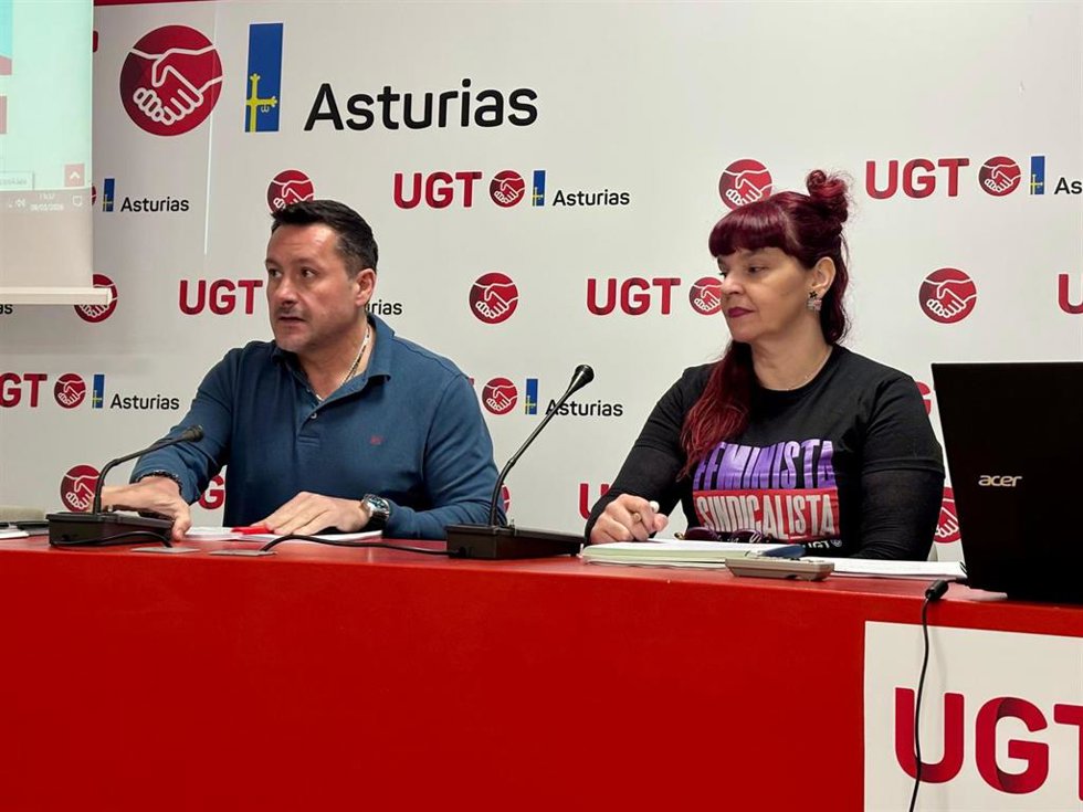 El secretario general de UGT Asturias, Javier Fernández Lanero, y la secretaria de Igualdad de UGT Asturias, Evelyn Cosío, han presentado este lunes las principales conclusiones del informe sobre la situación de las mujeres en el mercado laboral asturia