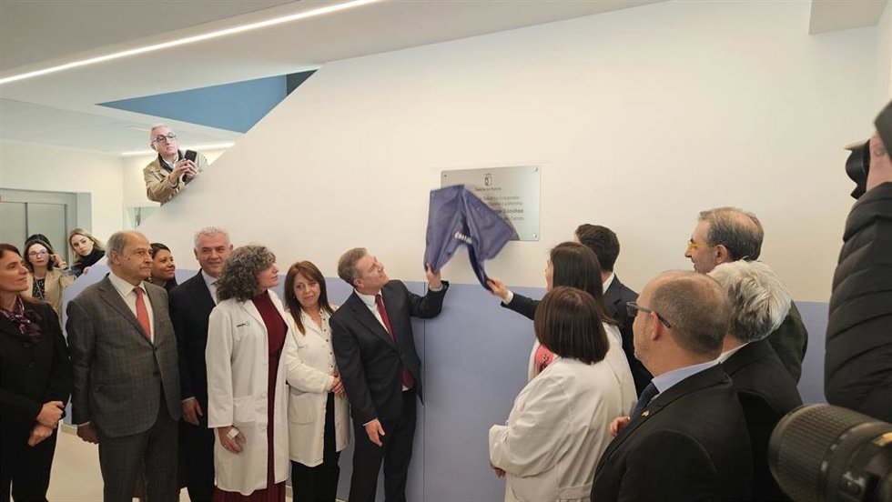 El presidente regional inaugura el nuevo centro de salud de Cabanillas.