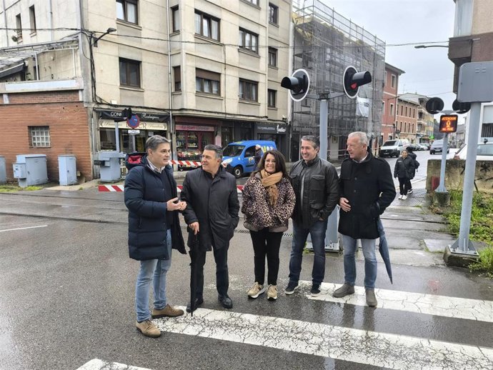 El diputado del PP en la Junta General del Principado, Pedro de Rueda, acompañado del también diputado José Felgueres y de los concejales Aurora Aguilar, Juan Carlos Armas y Josín Amor.