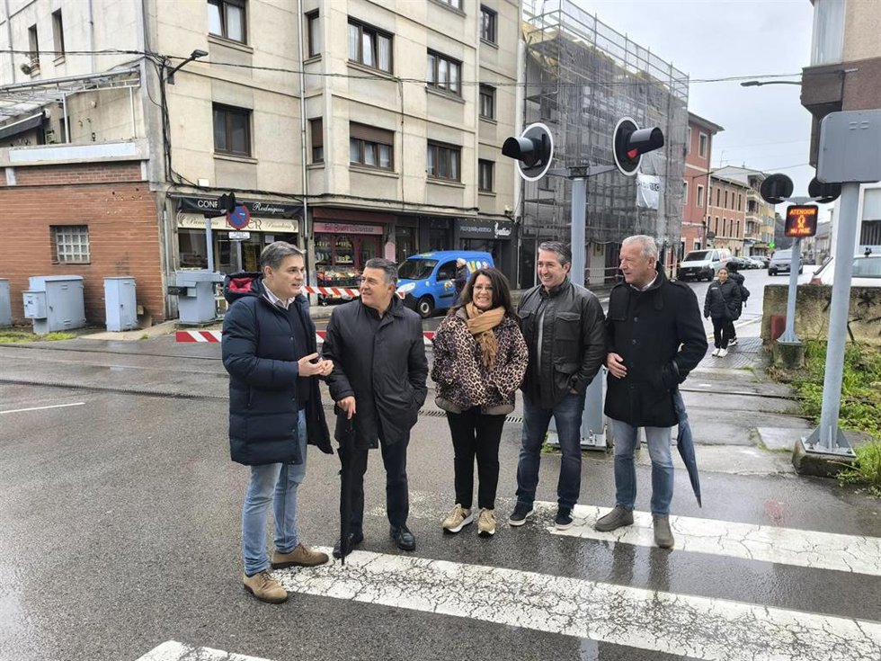 El diputado del PP en la Junta General del Principado, Pedro de Rueda, acompañado del también diputado José Felgueres y de los concejales Aurora Aguilar, Juan Carlos Armas y Josín Amor.