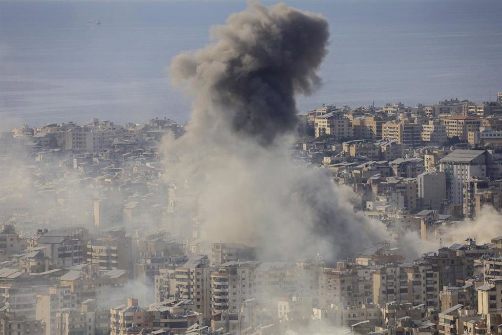 Columna de humo tras un bombardeo del Ejército de Israel contra la capital de Líbano, Beirut (archivo)