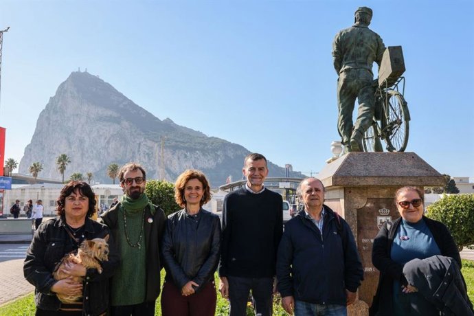 El coordinador federal de Izquierda Unida y candidato de la coalición Por Andalucía a la Presidencia de la Junta, Antonio Maíllo, en una visita a La Línea de la Concepción (Cádiz)