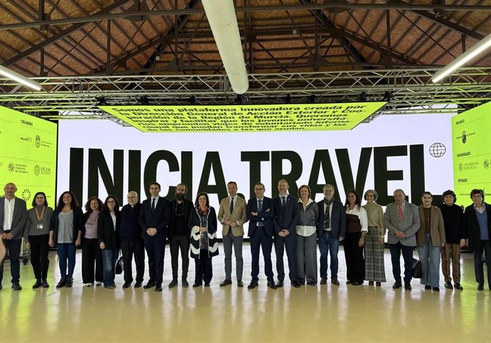 El consejero de Presidencia, Portavocía, Acción Exterior y Emergencias, Marcos Ortuño, junto con el director general de Acción Exterior y Cooperación, Juan José Almela, los rectores y la presidenta de las universidades y representantes de las ONGD