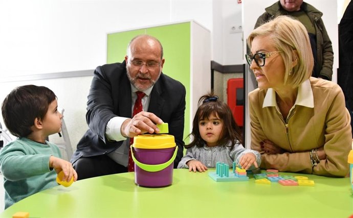 El vicepresidente primero del Gobierno regional, José Luis Martínez Guijarro, en la inauguración de la escuela infantil de Landete.