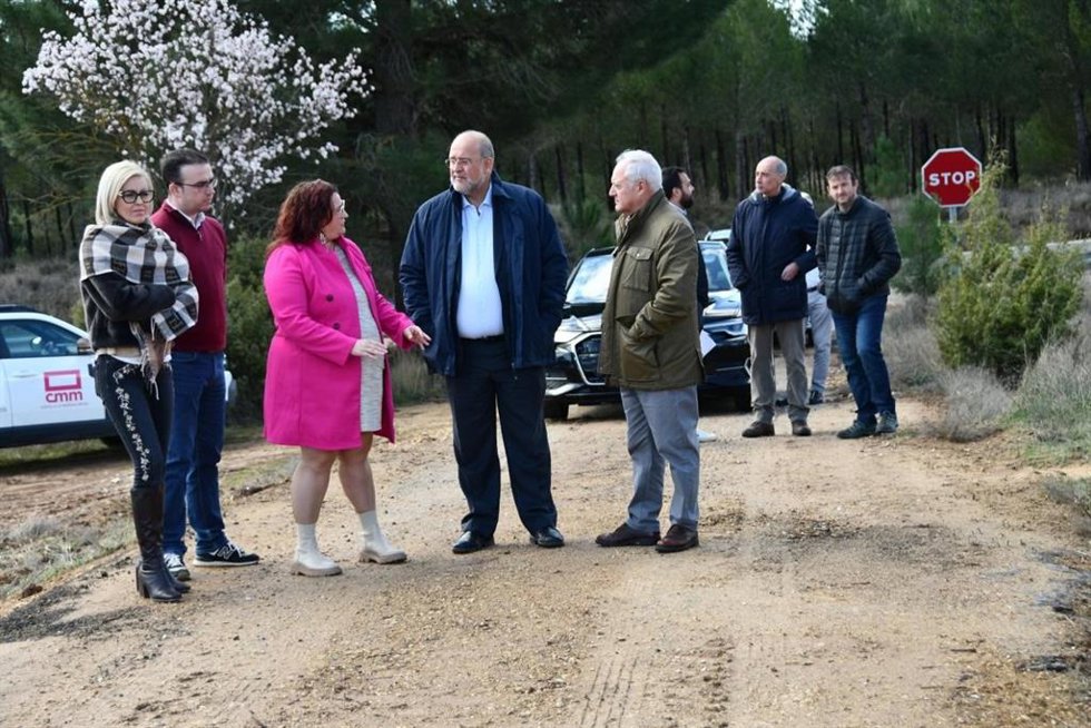 El vicepresidente primero ha visitado los trabajos de uno de estos caminos, en Talayuelas.