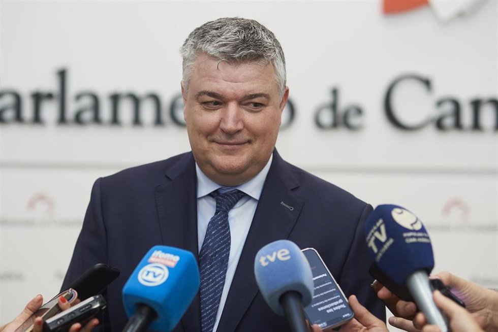 Archivo - El consejero de Economía, Hacienda, Financiación Autonómica y Fondos Europeos  del Gobierno de Cantabria, Luis Ángel Agüeros, atiende a medios.- Archivo