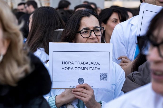 Imagen de recurso de decenas de médicos durante una concentración, frente al Hospital Clínico San Carlos, en la quinta jornada de huelga general del sector médico.